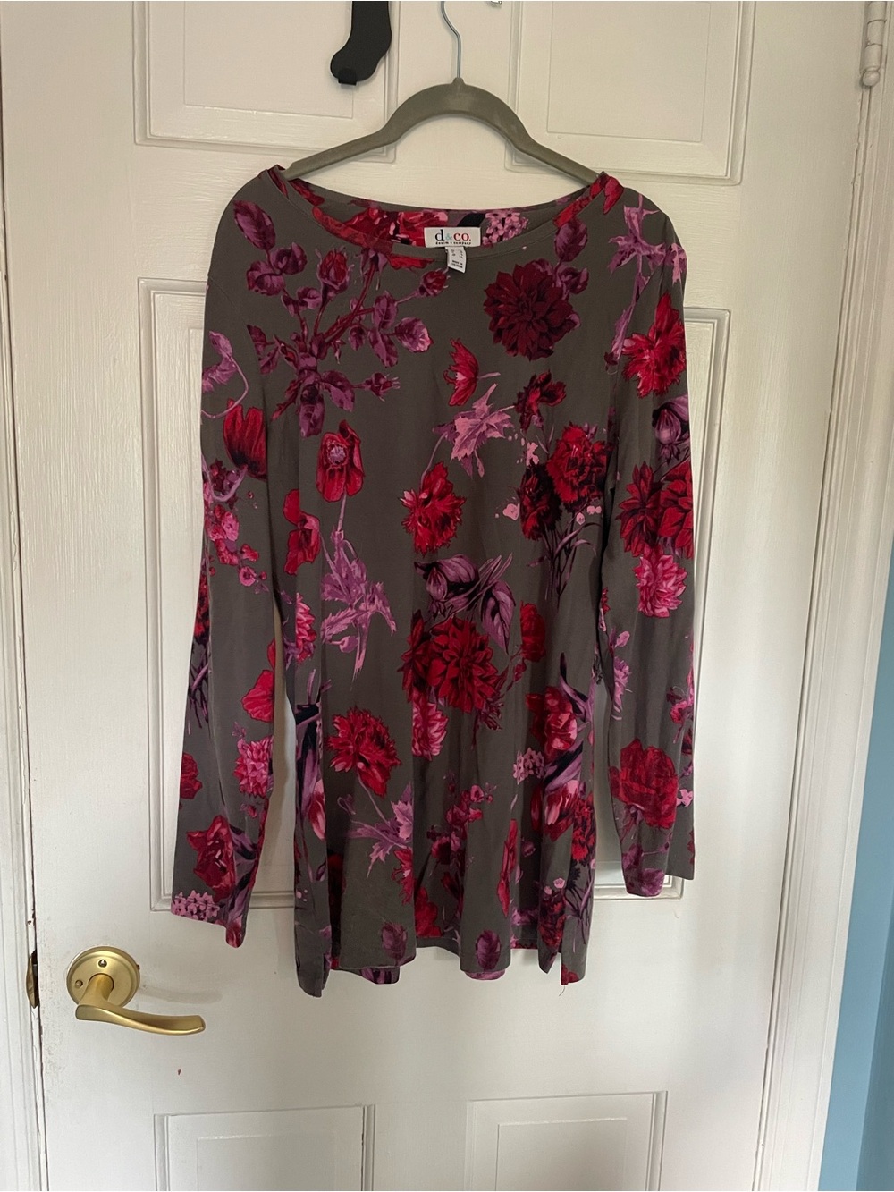 Denim & co. Floral Long-Sleeve Scoop Neck Top in grey with Pink & Red Bloom